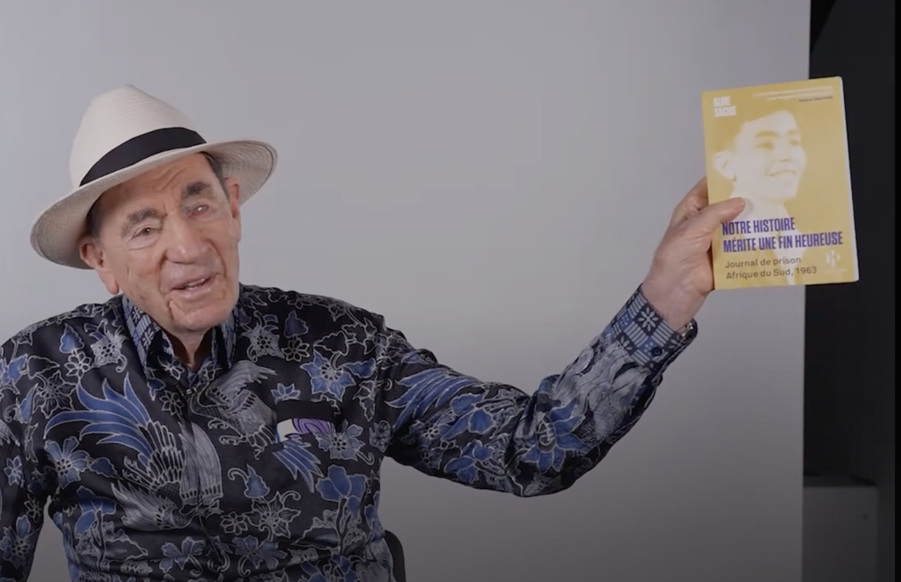 Albie Sachs devant la caméra de BRUT.